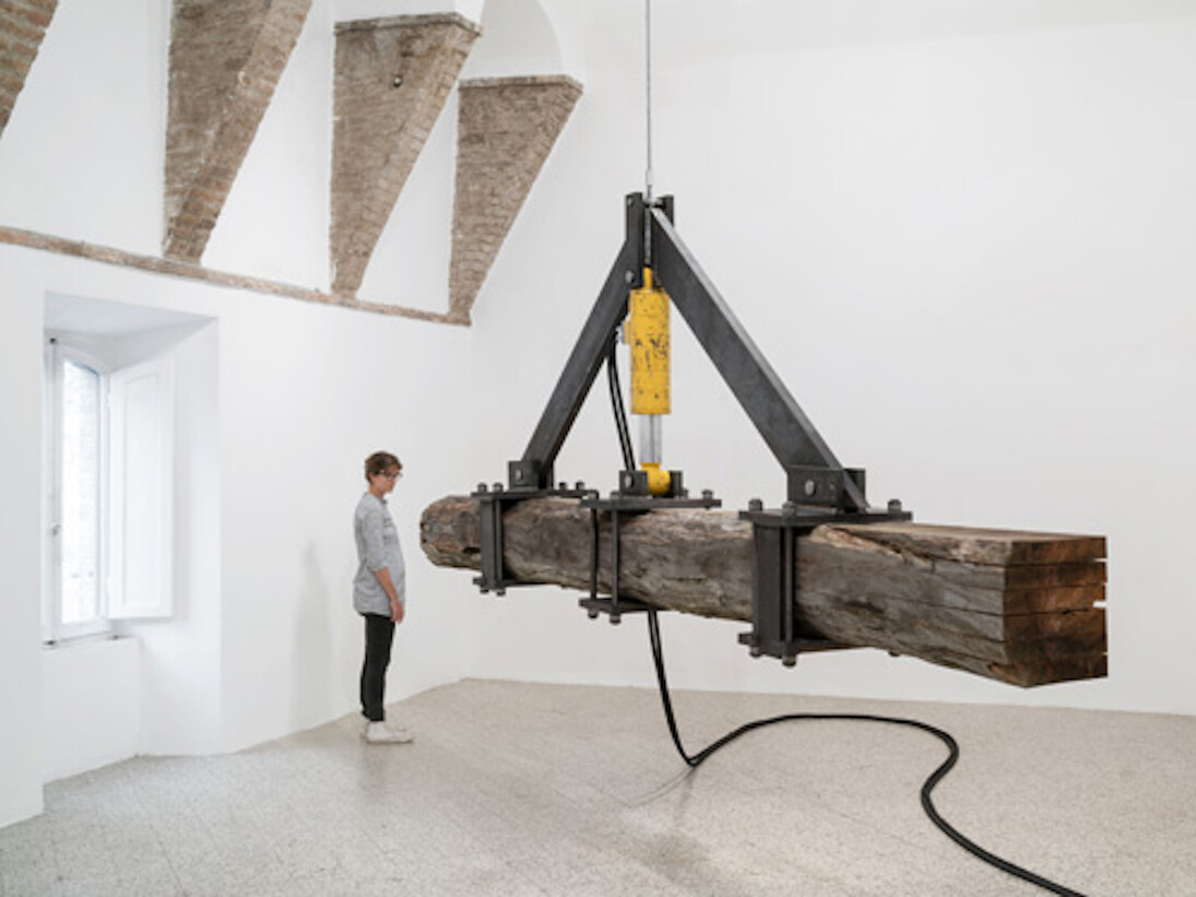 Arcangelo Sassolino, Exhibition view. Courtesy of Galleria Continua