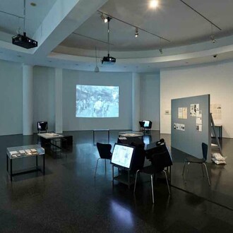 Varios artistas, Contrainformación: video-nou / Servei de vídeo comunitari, vista de exhibición. Cortesía de Museu d’Art Contemporani de Barcelona (MACBA)