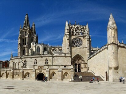 La Cattedrale di Burgos, capolavoro del gotico spagnolo iniziato nel XIII secolo, è celebre per la sua maestosa facciata, le torri decorate e le intricate vetrate, nonché per ospitare la tomba del leggendario eroe spagnolo El Cid, rendendola uno dei più importanti simboli religiosi e storici della Spagna