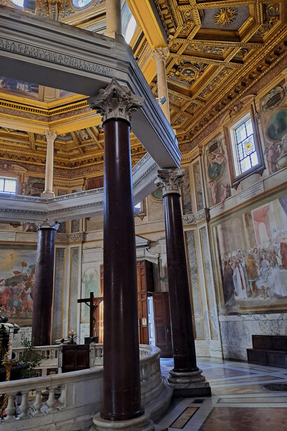 Battistero Lateranense, particolare del peristilio che attornia la zona della vasca battesimale. L’opera di Sisto III è denunciata dall’iscrizione che corre sulla trabeazione intermedia tra i due ordini di colonne. Roma, Italia ©Roberto Luciani 