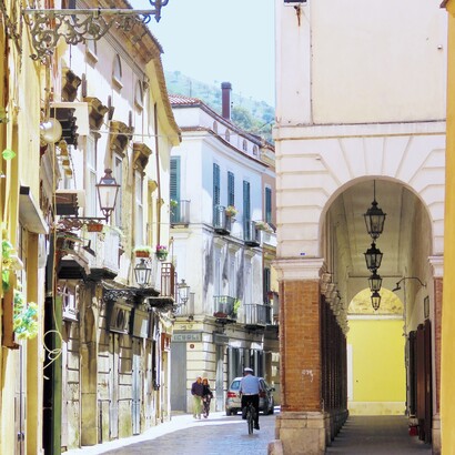 Sant'Agata de' Goti, stradina con porticato, Italia. Foto di Gianfranco Vitolo