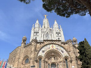 El 28 de diciembre de 1902 se colocó la primera piedra de la basílica del Sagrado Corazón, obra del arquitecto modernista Enric Sagnier Villavecchia, Barcelona, España