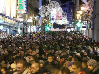 Calle abarrotada de Madrid en diciembre