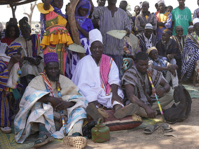Cette scène communautaire illustre la base sociale sur laquelle reposent les États : des citoyens directement confrontés aux réalités économiques, sécuritaires et politiques 