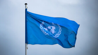 Bandeira da ONU e a representação de uma organização motivada a reunir nações pela paz no mundo