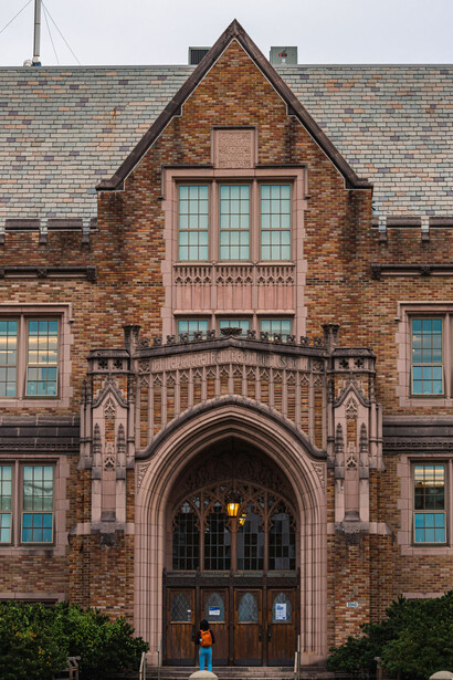 Entrada a un internado de monjas