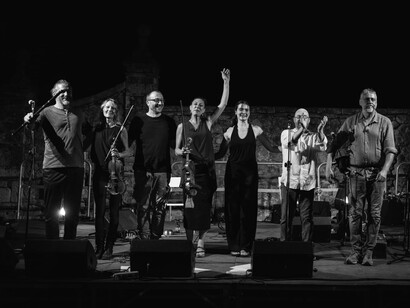 Willos’: Nel corso degli anni e quasi 700 concerti in Irlanda, Italia, Francia e Svizzera, la band ha continuato a produrre il proprio stile e oggi interpreta, compone e produce il proprio suono fresco e unico.