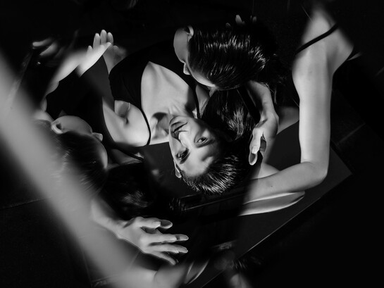 O feed do Instagram cria a ilusão de que a vida de todas as outras pessoas é perfeita — menos a minha. Cada imagem polida, cada conquista compartilhada reforça sentimentos de inadequação, exclusão e rejeição, especialmente em quem vive com baixa autoestima ou enfrenta desregulação emocional. Na tentativa de entender meu lugar nesse mundo digital, comecei a comparar a falta de seguidores na minha conta com as páginas de pessoas já “consagradas”