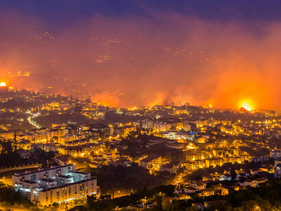 Zona urbana cercada por las llamas