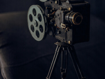 A antiga câmera/projetor de cinema remete ao período em que os efeitos visuais dependiam mais de criatividade do que de computadores. Antes do domínio da CGI, eram máquinas como esta que ajudavam a construir mundos inesquecíveis no cinema. Os grandes clássicos da ficção científica nasceram de equipamentos simples, ideias ousadas e muito trabalho humano