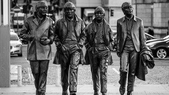 "Now and Then", a última música dos Beatles, foi divulgada após quase 50 anos, emocionando fãs com a ajuda da inteligência artificial