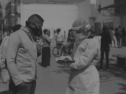 Personal médico organiza las actividades en los puestos de vacunación