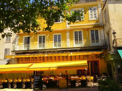 Foto do antigo Café Van Gogh, em Arles, na França. Esta é uma viagem para quem é sensível à Arte, às suas várias facetas... para quem gosta de sentir as camadas do tempo nas ruas, nas obras arquitectónicas, nos Menus dos restaurantes... para quem gosta dos diversos perfumes da vida!