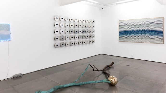 Reflections on space and time. Courtesy of Galeria Nara Roesler 