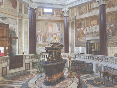 Battistero Lateranense, interno, vasca battesimale. L’urna in basalto rossastro su poggiolo di due gradini di marmo pario è stata collocata alla fine del XVI secolo, il fastigio in bronzo dorato è di Ciro Ferri. Roma, Italia ©Roberto Luciani 