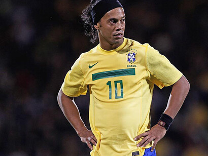 Ronaldinho durante un partido con la selección de Brasil