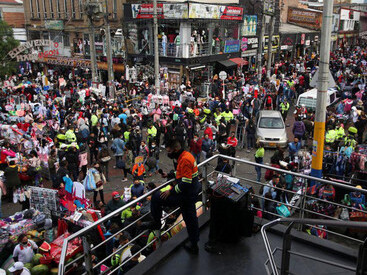 Del portal con la Sagrada Familia, que llamaba al recogimiento espiritual, se pasó a una suerte de psicosis universal por comprar