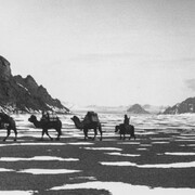 Désert du Tsaïdam, 3000 m. Fin mai, mont Kitin Kara, dans la chaîne des Kuen Lun, 1935, Qinghai, République de Chine © Succession Ella Maillart et Photo Elysée, Lausanne