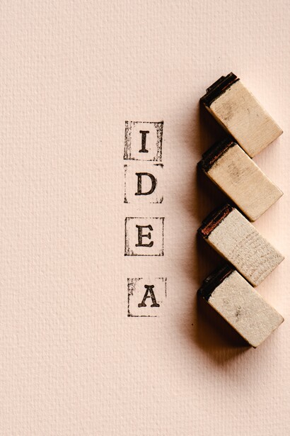Letras de carimbos formam a palavra ideia