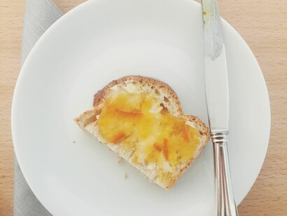 Zopf mit Butter und Marmelade