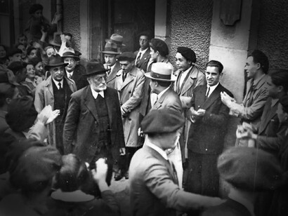 Unamuno es aplaudido a la salida del Casino Republicano, en la calle Nueva de Bilbao, en 1930