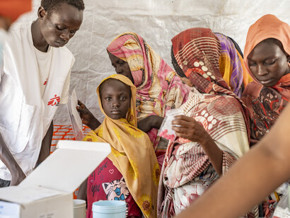 Paula Casado Aguirregabiria, Aisha Ibrahim accompanies her mother to the mobile clinic run by MSF for the thousands of displaced people who have arrived in Renk County, South Sudan, fleeing the conflict in Sudan (detail), 2025. Courtesy of the Museo Nacional Thyssen-Bornemisza