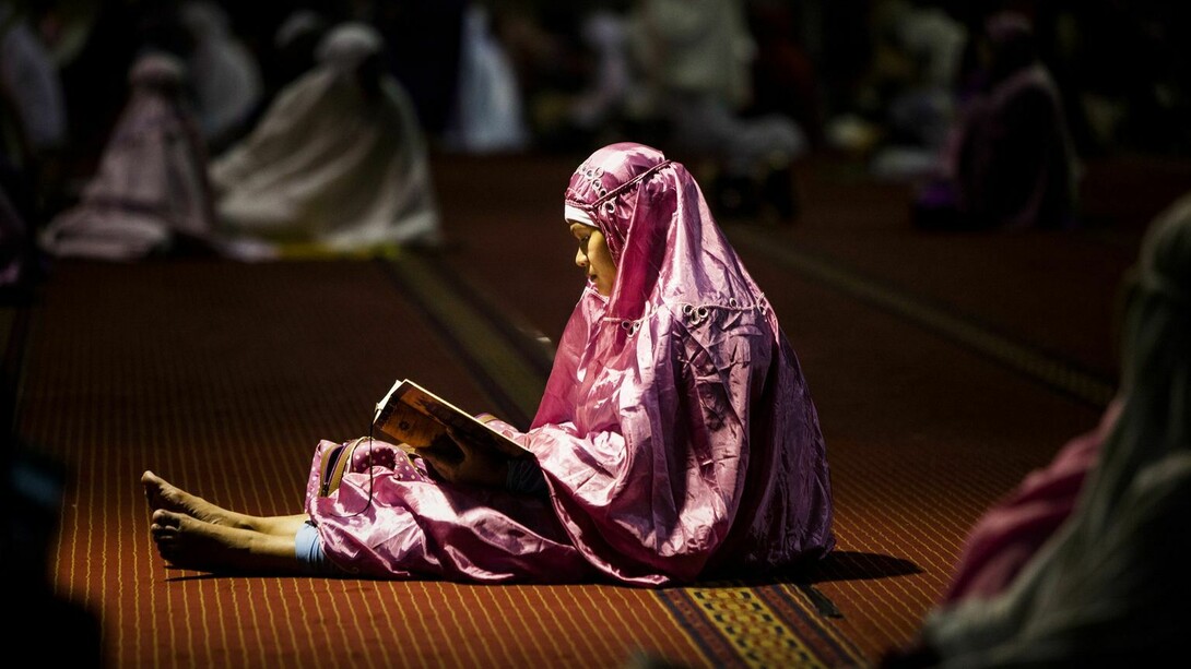 Una niña en una mezquita durante el mes del ramadán