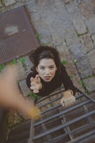 Elle tend la main pour gravir les échelons du succès car elle accepte qu'il est difficile d'y parvenir sans aide