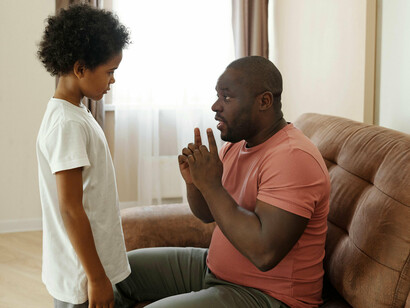 Le refrain "Je n'ai droit à rien, mais je mérite tout" révèle un processus de révolte alimenté par les frustrations et les peurs, générées par le sentiment de mériter mais de ne pas obtenir