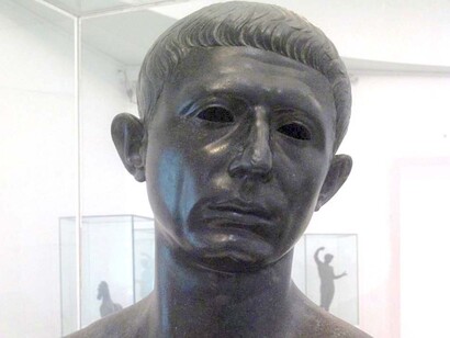 Catón de Útica se opuso activamente a Julio César, su lucha fue principalmente política y filosófica, no una batalla militar. Catón fue un defensor de la República y sus principios, enfrentándose al ascenso de poder de César y al creciente militarismo que él representaba. 