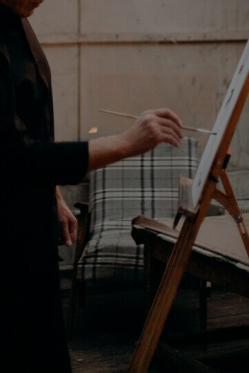 Pittore. Deve trarre fuori l’anima e l’essenza della vita, la sua interiorità, la metafisica morale e la sapienza alchemica che stanno dietro al materiale stesso, e si formano attraverso la ragione, la conoscenza, la ricerca