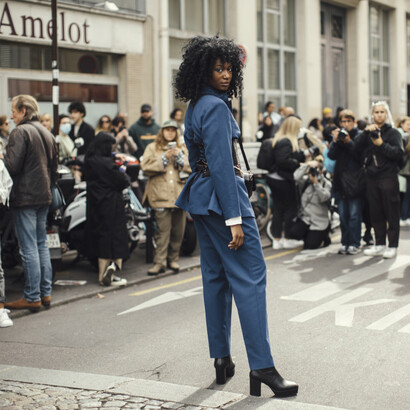 Desfile en la calle durante la semana de la moda en Londres, Reino Unido