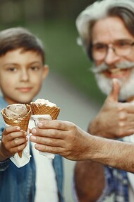 Fomos ao café, onde todas as quartas-feiras o meu avô me levava antes de voltarmos para casa, comer um gelado. Chocolate branco era o que eu mais gostava e foi esse que escolhi. Sentámo-nos na mesa onde sempre me sentava com o meu avô, na esplanada, a única mesa lá de fora. Comemos enquanto observávamos as pessoas que passavam