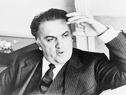 Federico Fellini discute dei suoi film (Walter Albertin, World Telegram staff photographer)