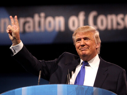 El éxito en la política no radica en los discursos racionales, sino en los móviles del carisma y la emoción. Bien lo sabe Trump