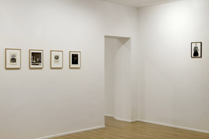 Alessandra Spranzi, veduta mostra lavori Obsoleto, 2013-2014, polaroid e pagina di libro o rivista, courtesy galleria P420 Bologna