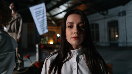 Jovem participa de protesto fotográfico sobre gravidez na adolescência