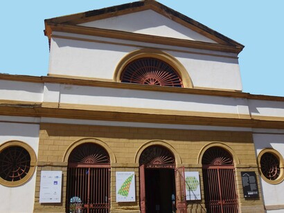 Projetada pelo arquiteto francês Grandjean de Montigny em 1819, ela testemunhou transformações políticas, sociais e culturais que moldaram a cidade e o Brasil. De Praça de Comércio a centro cultural, passando pela Alfândega e pelo Tribunal do Júri, sua história é um verdadeiro retrato da evolução urbana e cultural carioca