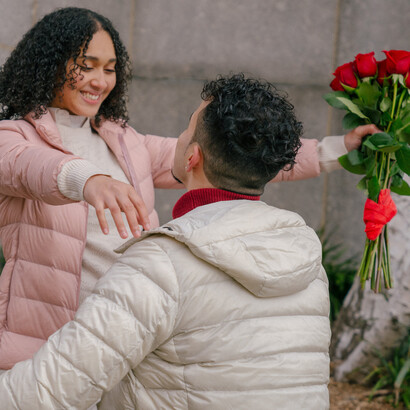 O abraço de afeto ao ser surprendida com um buquê de flores