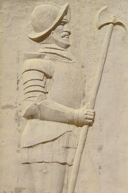 Representación a relieve de Alonso de Ojeda, situada en el lado izquierdo de la fachada de la plaza venezolana 