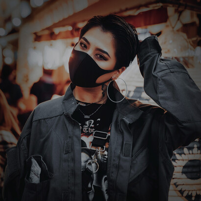 Esas y muchas otras faltas, que por el virus del siglo se potencian, vienen a unirse a una máxima falta de conciencia: escupir en áreas públicas