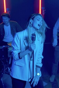 Cantora com sua banda em show ao vivo