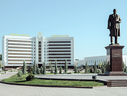 Vista panorámica del Grand Hotel Uzbekistán, ubicado en una zona privilegiada de Jizzakh, Uzbekistán