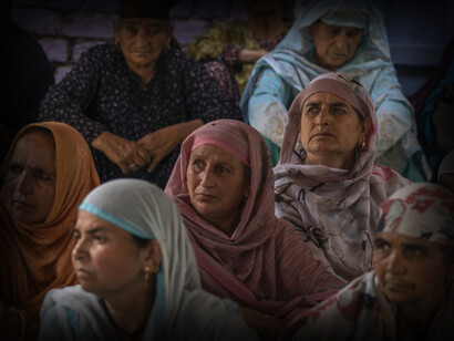 Vecinos y familiares de un soldado indio que murió en un confrontamiento con presuntos rebeldes durante el duelo por su pérdida. Cachemira india, 5 de agosto de 2023