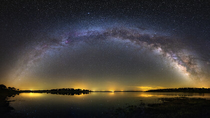 Cielo nocturno con la Vía Láctea: todos nosotros poseemos un sentido intuitivo para medir las horas del día