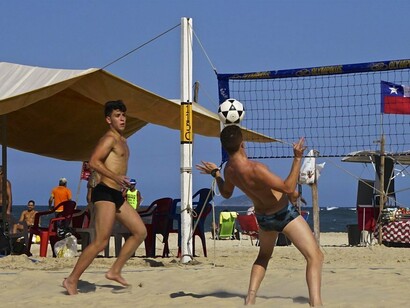 Futevôlei, cena comum nas praias do Rio de Janeiro. Os franceses, liderados por Nicolas Durand de Villegaignon, haviam estabelecido uma colônia na região em 1555, chamada França Antártica, com o apoio dos Tamoios. O objetivo era criar uma base protestante longe da perseguição religiosa na Europa e explorar as riquezas do Novo Mundo. A presença francesa ameaçava os interesses lusitanos, e em resposta, o militar português Estácio de Sá fundou a cidade de São Sebastião do Rio de Janeiro em 1º de março de 1565, em homenagem ao rei de Portugal e ao santo padroeiro do dia. Com apoio dos jesuítas e dos povos indígenas aliados, os portugueses conseguiram expulsar os franceses definitivamente em 1567