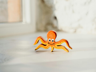 O tempo excessivo diante de telas reduz o espaço para atividades físicas, contribuindo para o sedentarismo e o aumento da obesidade infantil