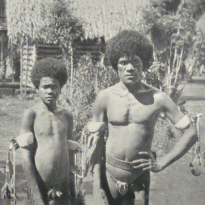 Dos hombres usando brazaletes, fotografía recuperada de Los argonautas del Pacífico Occidental (1932) de Bronislav Malinowski