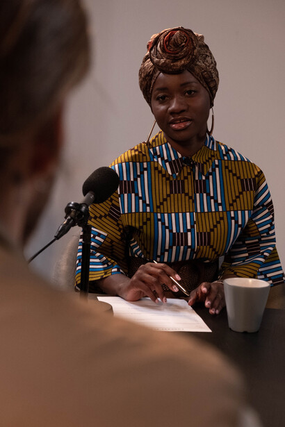 Professora faz pergunta ao entrevistado de seu podcast