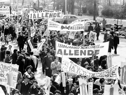 Manifestación de trabajadores municipales a favor del presidente Salvador Allende en Chile